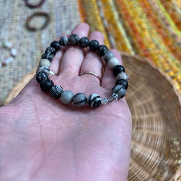 NETWORK STONE & Swarovski crystal Elegant Black and White Beaded Bracelet - Picture 2 of 3